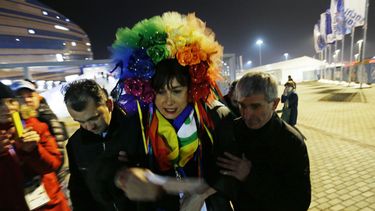 americateve | Vladimir Luxuria, un exlegislador comunista del parlamento italiano y defensor de los derechos de transexuales es detenido por la polic&iacute;a tras ingresar a la Arena Shayba en los Juegos Ol&iacute;mpicos de Invierno 2014 el lunes 17 de febrero de 2014