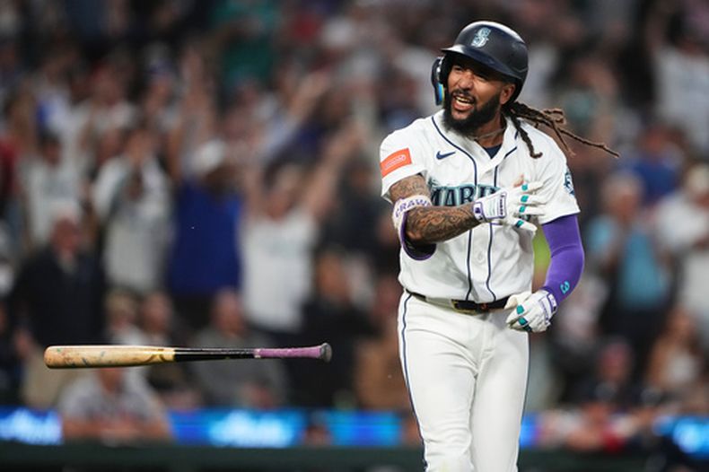 J.P. Crawford, de los Marineros de Seattle, celebra después de batear cuadrangular de dos carreras contra los Bravos de Atlanta durante la sexta entrada del juego de béisbol de 2026, en Seattle. (AP Foto/Lindsey Wasson)