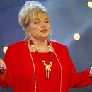 ARCHIVO - La cantante Connie Francis actúa durante un ensayo de vestuario del programa de la televisión alemana Summer Party of Folk Music en Magdeburg, Alemania, el 5 de junio de 2004. (AP Foto/Eckehard Schulz, archivo)