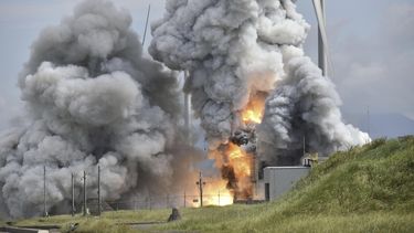 Un motor de un cohete Epsilon S explota durante una prueba en instalaciones de la Agencia de Exploración Aeroespacial de Japón, en Noshiro, en la prefectura de Akita, en el noreste de Japón, el viernes 14 de julio de 2023. (Kyodo News vía AP)