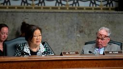 La senadora Mazie Hirono, a la izquierda, interroga a un testigo mientras el senador Tim Kaine, a la derecha, observa durante una audiencia de la Comisión de Servicios Armados del Senado celebrada en el Capitolio, en Washington, el martes 28 de abril de 2026. (AP Foto/Cliff Owen)