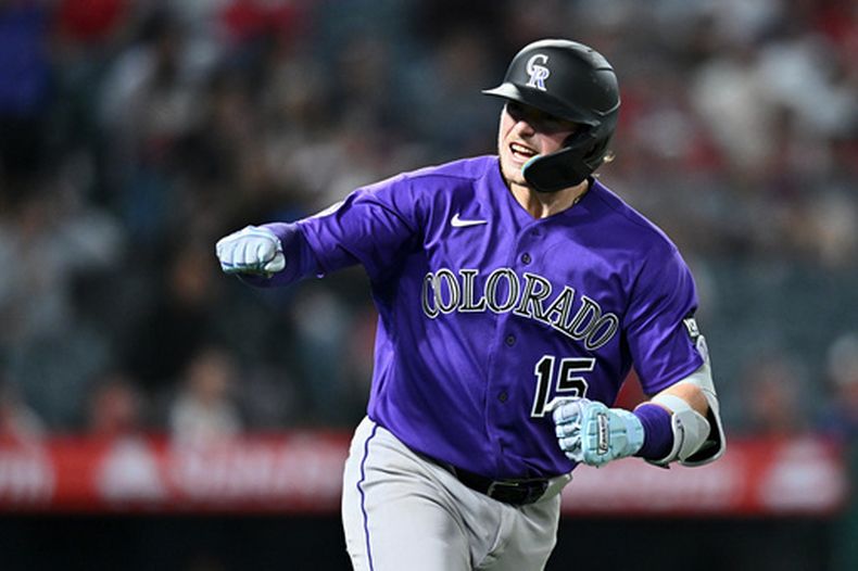 Hunter Goodman, de los Rockies de Colorado, reacciona después de batear un jonrón durante la octava entrada del juego de béisbol de Grandes Ligas contra los Angelinos de Los Ängeles, el lunes 1 de junio de 2026, en Anaheim, California. (AP Foto/William Liang)