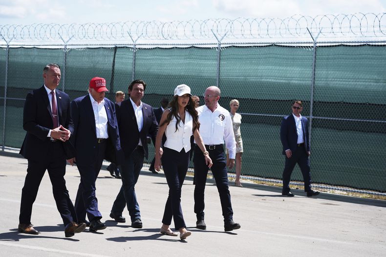 El presidente de EEUU, Donald Trump, el gobernador de Florida, Ron DeSantis, y la secretaria de Seguridad Nacional, Kristi Noem, entre otros, visitan el 