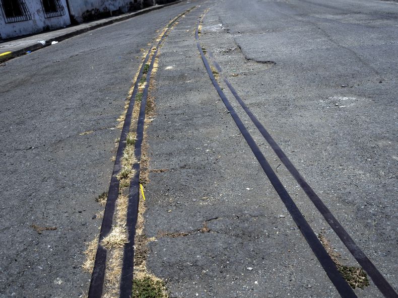 La hierba crece entre las vías de tren en el centro de la ciudad de Durán, ubicada frente a Guayaquil, Ecuador, el 29 de septiembre de 2023. Antes de la década de 1990, Durán era un punto importante en la red ferroviaria de pasajeros y mercancías en el sur de Ecuador, y el sector generaba muchos empleos en la ciudad. (AP Foto/Rodrigo Abd)