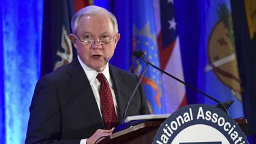 Gobierno de Trump demanda a California por leyes santuario
