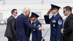 El presidente Joe Biden aborda el avión presidencial, el miércoles 17 de julio de 2024, en el Aeropuerto Internacional Harry Reid, en Las Vegas. (AP Foto/Susan Walsh)