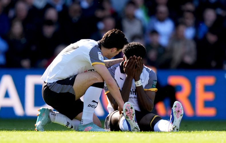 Patrick Agyemang (cerecha) de Derby County se lleva las manos a la cabeza tras lesionarse en el partido contra Stoke City de la segunda división de Inglaterra, el lunes 6 de abril de 2026. (Mike Egerton/PA vía AP)