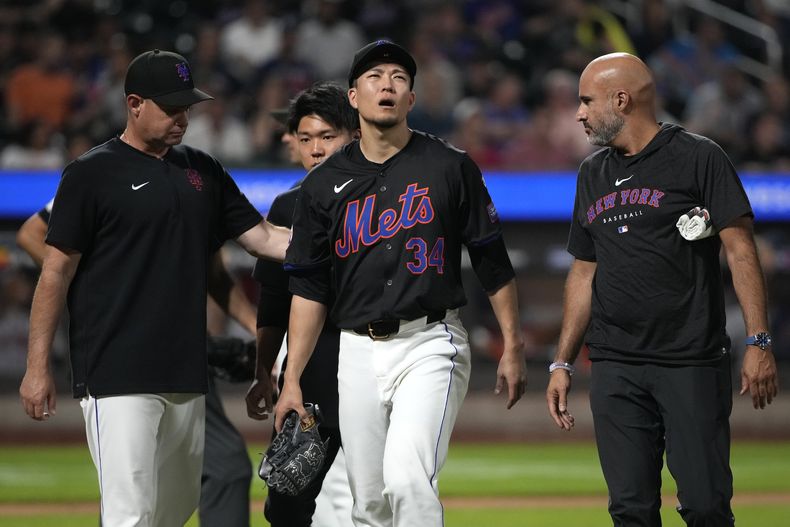 Kodai Senga (34) de los Mets de Nueva York reacciona mientras abandona el campo debido a una lesión en la sexta entrada del juego de béisbol ante los Bravos de Atlanta, el viernes 26 de julio de 2024, en Nueva York. (AP Foto/Pamela Smith)