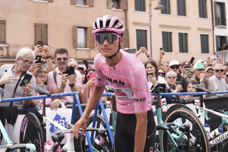 El ciclista mexicano Isaac Del Toro Romero viste el maillot rosa en el inicio de la etapa 14 de la carrera ciclista Giro dItalia de Treviso a Nova Gorica/Gorizia, Italia, el sábado 24 de mayo de 2025. (Massimo Paolone/LaPresse vía AP)