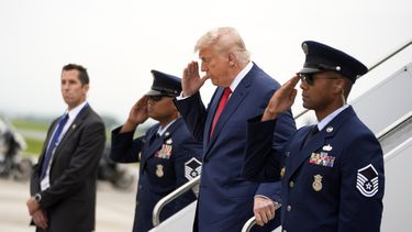 El presidente Donald Trump llega en el Air Force One al Aeropuerto Regional de Hagerstown, Maryland, el domingo 8 de junio de 2025, en su camino a Camp David. (AP Foto/Manuel Balce Ceneta)