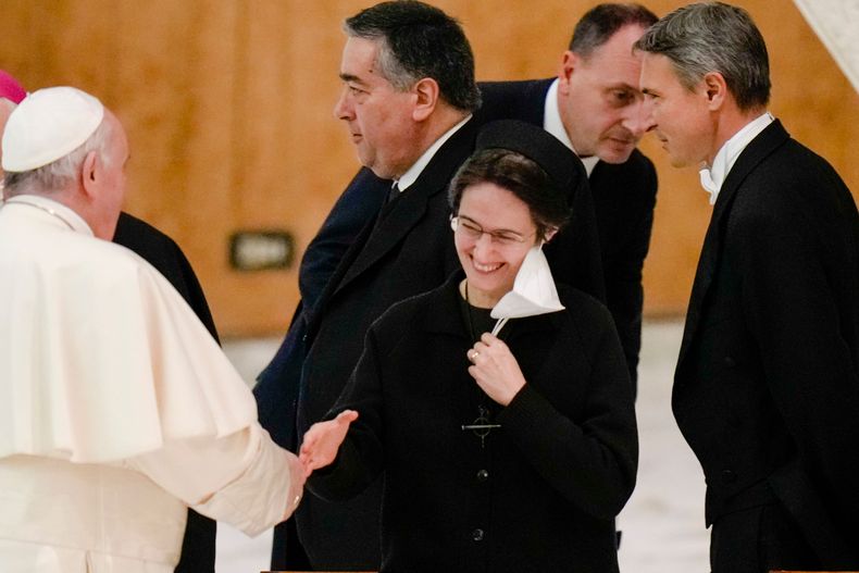 ARCHIVO - El papa Francisco estrecha la mano de la hermana Raffaella Petrini, secretaria general de la Gobernación del Estado de la Ciudad del Vaticano, en el Vaticano, el 23 de diciembre de 2021. (Foto AP/Alessandra Tarantino, archivo)