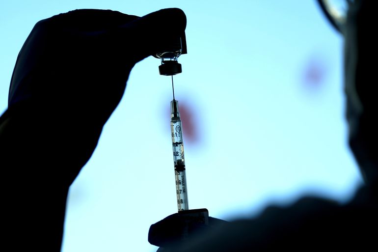 Estudios: Contra ómicron se requieren refuerzos de vacuna