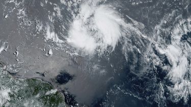 Foto satelital de la tormenta tropical Bret en el Caribe. Foto de GeoColor tomada el 20 de junio de 2023 y entregada por la Oficina Nacional de Administración Oceánica y Atmosférica de EEUU. (NOAA via AP)