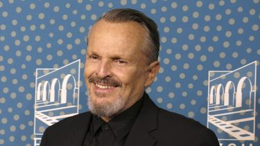 El cantante y actor español Miguel Bose posa en la alfombra roja de la película Tacones lejanos en el Festival Internacional de Cine de Morelia en Morelia, México, el 23 de octubre de 2023. (Foto AP/Berenice Bautista)