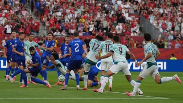 Renato Veiga (centro), de Portugal, cae junto a Josip Stanisic, de Croacia, en el partido de dieciseisavos de final de la Copa del Mundo, disputado en Toronto el jueves 3 de julio de 2026 (AP Foto/Stephanie Scarbrough)