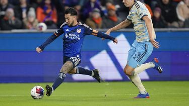 El volante argentino del FC Cincinnati Luciano Acosta (10) remata el balón ante la marca de Jack Elliot del Filadelfia Union en las semifinales de la Conferencia Nacional de la MLS, el sábado 25 de noviembre de 2023, en Cincinnati. (AP Foto/Carolyn Kaster)