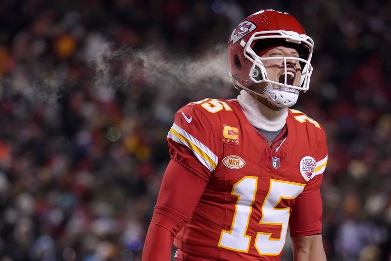 El quarterback de los Chiefs de Kansas City Patrick Mahomes celebra después de lanzar un pase de touchdown en la primera mitad del partido de comodines de los playoffs ante los Dolphins de Miami, el sábado 13 de enero de 2024, en Kansas City. (AP Foto/Ed Zurga)