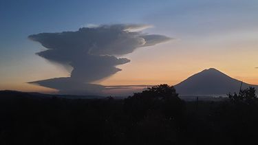 Una columna de humo sale del volcán Lewotobi Laki Laki durante una erupción, visto desde Lembata, Indonesia, el 17 de junio de 2025. (AP Foto/Andre Kriting)