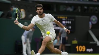 El español Carlos Alcaraz regresa una bola al ruso Daniil Medvedev en la semifinal de Wimbledon el viernes 14 de julio del 2023. (AP Foto/Alastair Grant)