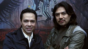 ARCHIVO - Los hermanos Gustavo Ángel, a la izquierda, y Adolfo Ángel, del grupo mexicano Los Temerarios, posan previo a una conferencia de prensa en la Ciudad de México el 4 de febrero de 2009. Los temerarios anunciaron su separación el lunes 28 de agosto de 2023. La banda grupera mexicana señaló que realizará una última gira internacional que concluirá en 2024. (AP Foto/Gregory Bull, Archivo)