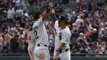 El campocorto de los Medias Blancas de Chicago, Colson Montgomery (izquierda), y el primera base Miguel Vargas (derecha) celebran su victoria contra los Atléticos en un partido de béisbol, el sábado 11 de julio de 2026, en Chicago. (Foto AP/David Banks)