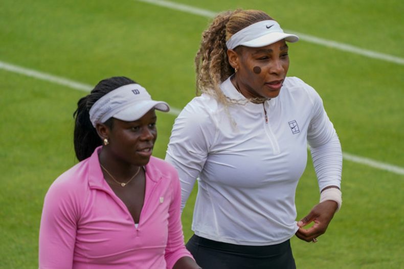 La estadounidense Serena Williams entrena con su compañera de dobles Victoria Mboko de Canadá, en el Queens Club el domingo 7 de junio del 2026. (AP Foto/Alberto Pezzali)