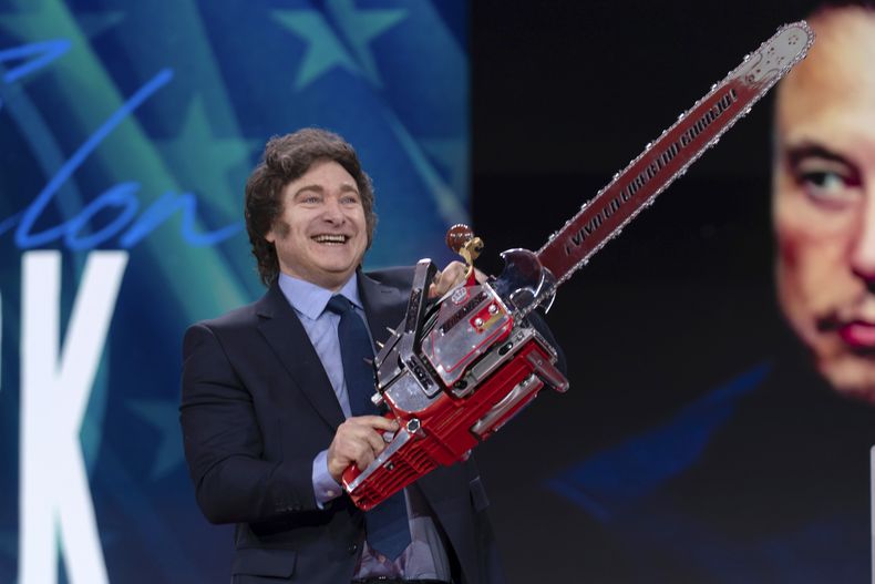 El presidente de Argentina, Javier Milei, con una motosierra a su llegada a la Conferencia de Acción Política Conservadora (CPAC) en el Centro de Convenciones Gaylord National Resort, el jueves 20 de febrero de 2025, en Oxon Hill, Maryland, Estados Unidos. (AP Foto/Jose Luis Magana)