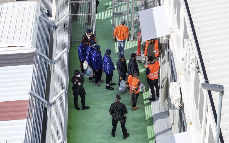 ARCHIVO – En esta foto aérea, tomada por un dron, se muestra a varios migrantes entrando en un centro de detención para procesos posteriores a rechazos previos de los tribuales, en el puerto de Shengjin, en el noroeste de Albania, el martes 28 de enero de 2025. (AP Foto/Vlasov Sulaj, Archivo)