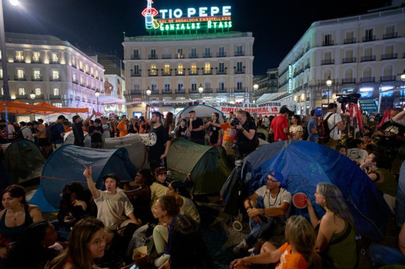 Varias personas instalaron tiendas de campaña en la Plaza Sol de Madrid, España durante una protesta para exigir leyes más estrictas que protejan a los inquilinos, el sábado 26 de septiembre de 2026. (AP Foto/Manu Fernández)