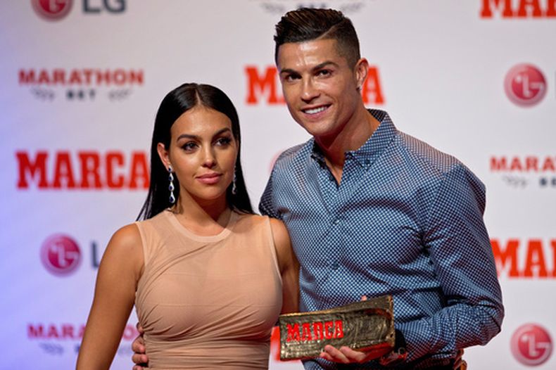 ARCHIVO - El jugador de fútbol Cristiano Ronaldo, posa con su pareja, la modelo Georgina Rodríguez, en Madrid, el 29 de julio de 2019. (Foto AP/Paul White, Archivo)