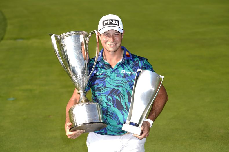 Viktor Hovland sostiene el trofeo de la Western Gol Association tras ganar el BMW Championship el domingo 20 de agosto del 2023. (AP Foto/Charles Rex Arbogast)