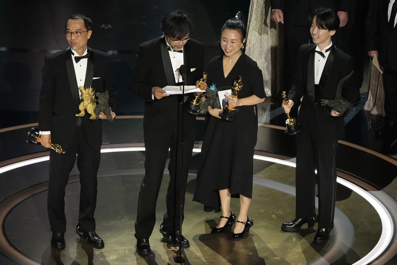 ARCHIVO - Masaki Takahashi, de izquierda a derecha, Takashi Yamazaki, Kiyoko Shibuya, y Tatsuji Nojima reciben el premio a mejores efectos visuales por Godzilla Minus One en los Oscar el 10 de marzo de 2024, en el Teatro Dolby en Los Angeles. (Foto AP/Chris Pizzello, archivo)