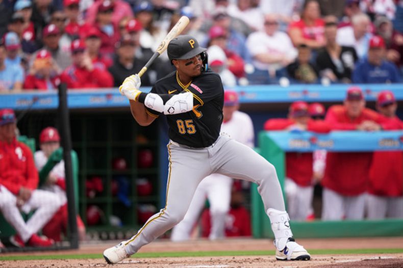 ARCHIVO - Esmerlyn Valdez, de los Piratas de Pittsburgh, participa en un juego de béisbol de los entrenamientos de primavera, el 22 de febrero de 2026, en Clearwater, Florida. (AP Foto/Matt Slocum, Archivo)