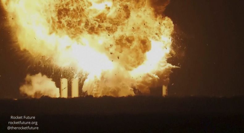 Esta imagen proporcionada por rocketfuture.org muestra la explosión de un cohete SpaceX en Starbase, el sitio de lanzamiento de SpaceX en el extremo sur de Texas, el miércoles 18 de junio de 2025. (rocketfuture.org vía AP)