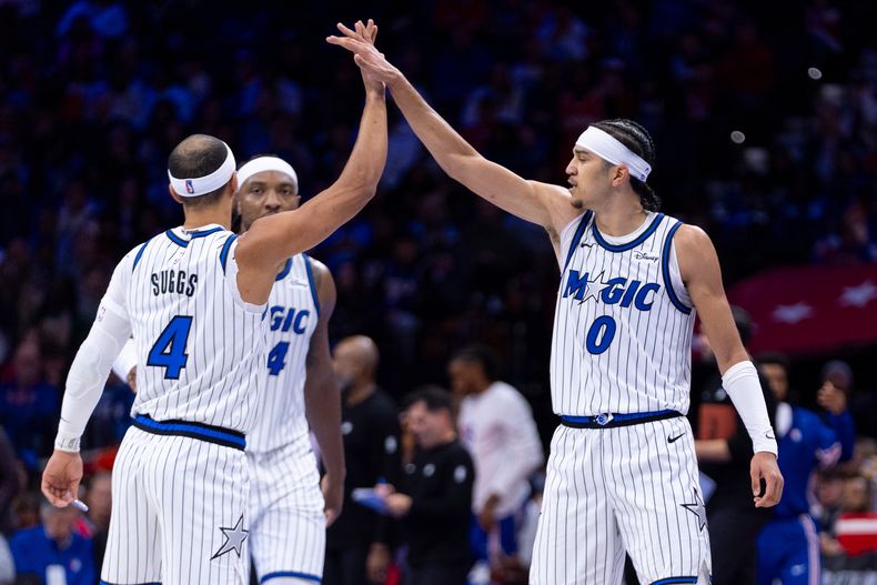 Anthony Black (derecha), del Magic de Orlando festeja con Jalen Suggs y Wendell Carter durante el partido ante los 76ers de Filadelfia, el martes 25 de noviembre de 2025 (AP Foto/Chris Szagola)