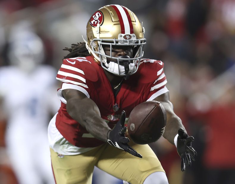 ARCHIVO - Brandon Aiyuk, de los 49ers de San Francisco, atrapa un pase en contra de los Lions de Detroit durante la segunda mitad del Juego de Campeonato de la NFC, el 28 de enero de 2024, en Santa Clara, California. Aiyuk se mantiene alejado de las instalaciones del equipo en el inicio del programa de la temporada baja mientras busca un lucrativo contrato a largo plazo. (AP Foto/Jed Jacobsohn, Archivo)