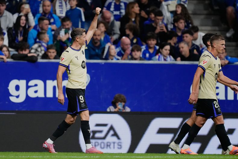 Robert Lewandowski celebra tras marcar el segundo gol del Barcelona en la victoria 3-1 ante Real Oviedo en la Liga de España, el jueves 25 de septiembre de 2025. (AP Foto/José Bretón)