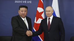 ARCHIVO - El presidente ruso Vladímir Putin, derecha, y el gobernante norcoreano Kim Jong Un se dan un apretón de manos durante su reunión en el cosmódromo de Vostochny, el 13 de septiembre de 2023, en las afueras de la ciudad de Tsiolkovsky, en Rusia. (Vladimir Smirnov/Sputnik Kremlin foto compartida vía AP, archivo)