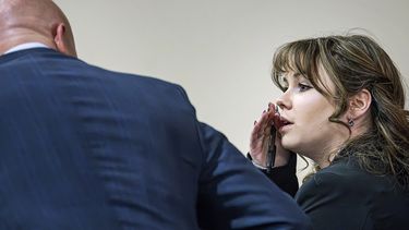 Hannah Gutierrez-Reed, armera de la película Rust, a la derecha, habla con su abogado Jason Bowles durante su juicio por homicidio involuntario el martes 5 de marzo de 2024, en la Corte Judicial del Primer Distrito en Santa Fe, Nuevo México. (Jim Weber/Santa Fe New Mexican vía AP, Pool)