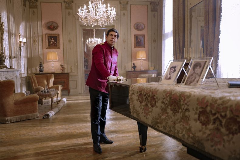 En esta imagen difundida por Netflix, Pierfrancesco Favino, como Ferruccio, en una escena de Maria. (Pablo Larraín/Netflix via AP)