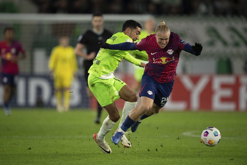 Xaver Schlager del Leipzig disputa el balón con Tiago Tomas del Wolfsburg durante el encuentro de la segunda ronda de la Copa de Alemania el martes 31 de octubre del 2023. (Swen Pfoertner/dpa via AP)