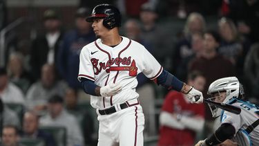 Vaughn Grissom, campocorto de los Bravos de Atlanta, observa la pelota al conectar un sencillo productor ante los Marlins de Miami, el miércoles 26 de abril de 2023 (AP Foto/John Bazemore)