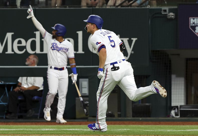 Corey Seager, de los Rangers de Texas, recorre las bases luego de conectar un jonrón solitario en el séptimo inning del juego del miércoles 14 de junio de 2023, ante los Angelinos de Los Ángeles (AP Foto/Richard W. Rodríguez)