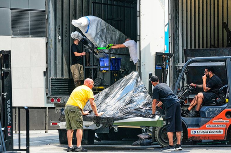 Un camión es descargado frente al Madison Square Garden de Nueva York el miércoles 1 de julio de 2026. (Foto AP/Richard Drew)