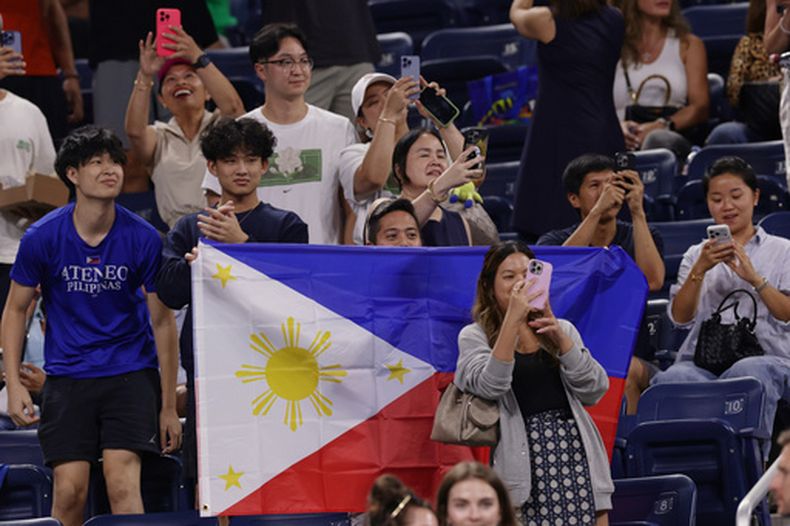 Fans de la filipina Alexandra Eala previo a su partido contra Mary Stoiana en la primera ronda del US Open, el martes 1 de septiembre de 2026, en Nueva York. (AP Foto/Adam Hunger)