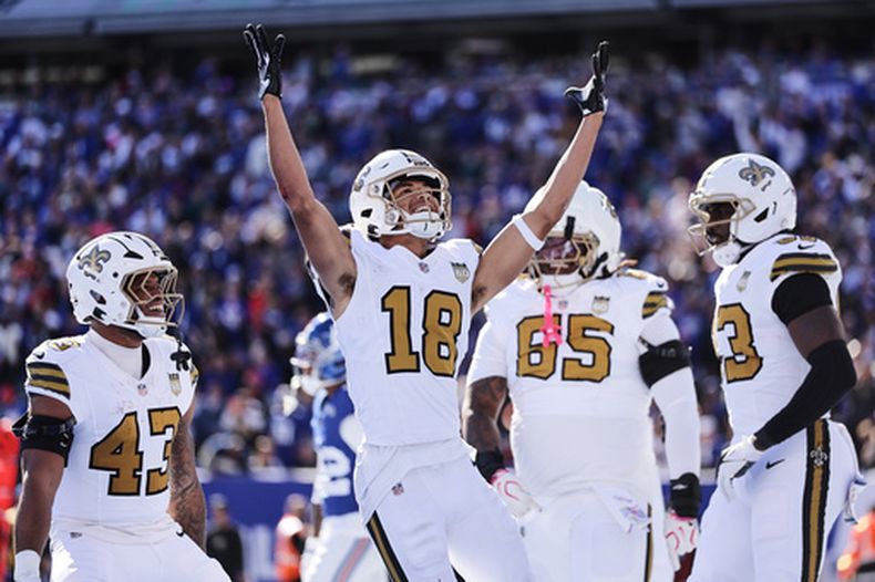 El receptor abierto de los Saints de Nueva Orleans, Bryce Lance (18), celebra un touchdown durante la primera mitad de un partido de fútbol americano de la NFL contra los Giants de Nueva York en East Rutherford, Nueva Jersey, el domingo 18 de octubre de 2026. (Foto AP/Adam Hunger)