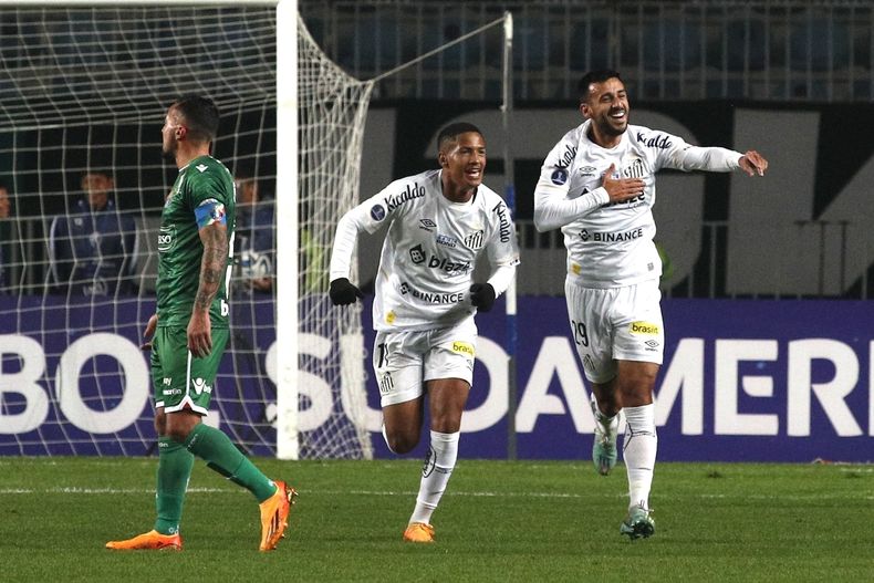 Camacho (derecha), del Santos de Brasil, festeja luego de anotar ante el Audax Italiano de Chile durante un partido de la Copa Sudamericana, disputado el miércoles 24 de mayo de 2023, en Rangacua (AP Foto/Luis Hidalgo)
