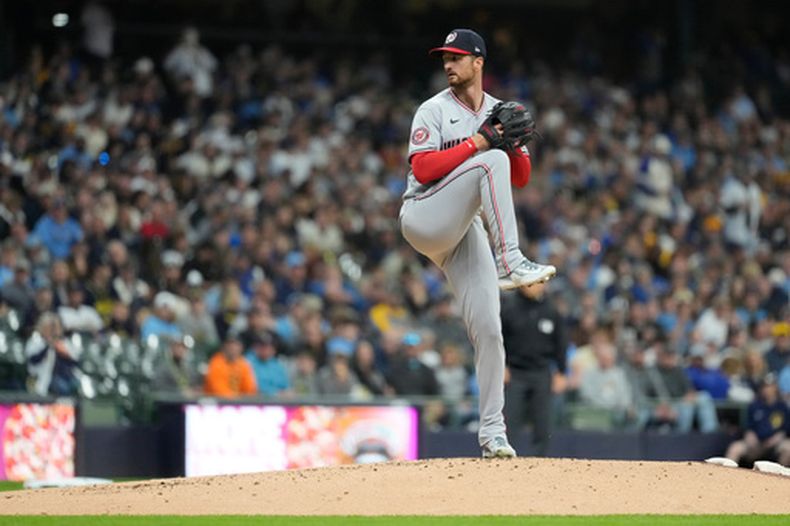 Foster Griffin, de los Nacionales de Washington, lanza en el primer inning del duelo ante los Cerveceros de Milwaukee, el sábado 11 de abril de 2026 (AP Foto/Aaron Gash)