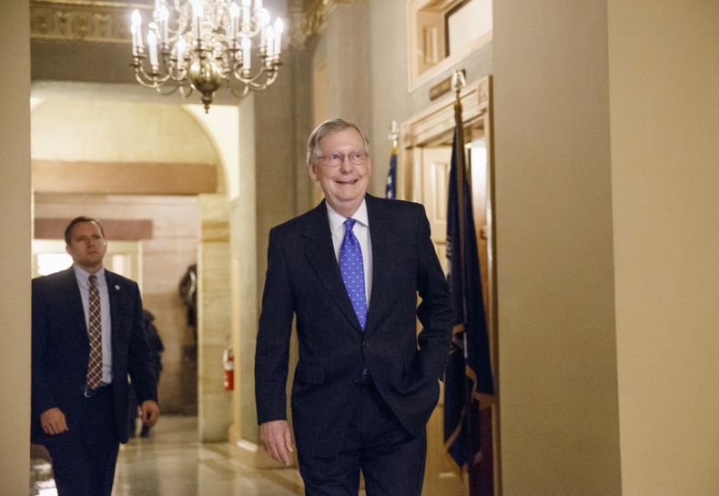El senador Mitch McConnell, pr&oacute;ximo l&iacute;der de la mayor&iacute;a republicana en el Senado, se dirige a una reuni&oacute;n de republicanos para elegir a los futuros dirigentes de los comit&eacute;s, el 13 de noviembre del 2014 en el Congreso en