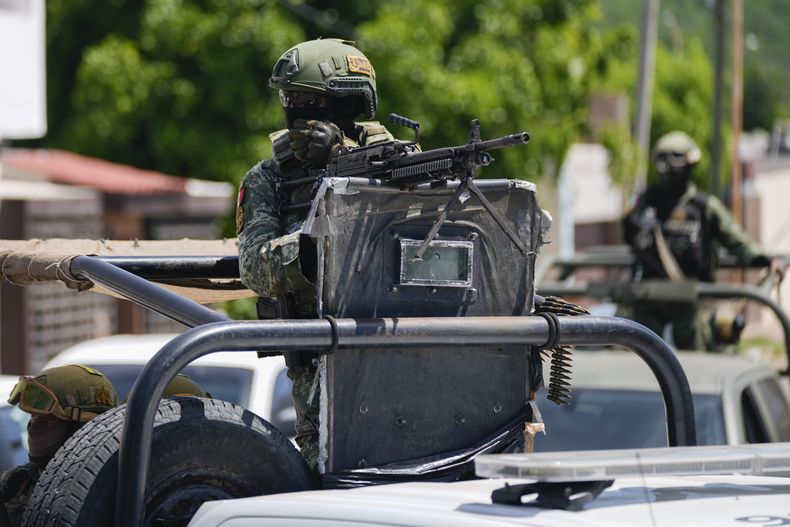 La Guardia Nacional y las fuerzas armadas patrullan durante una operación en un vecindario de Culiacán, en el estado de Sinaloa, en México, el jueves 19 de septiembre de 2024. La Fiscalía de Sinaloa dijo el viernes 20 de septiembre de 2024 que en diferentes puntos de Culiacán, capital del estado, y a las afueras de la ciudad fueron localizados los cuerpos baleados de cuatro hombres y una mujer. Un quinto hombre fue hallado en Mazatlán. (AP Foto/Eduardo Verdugo)